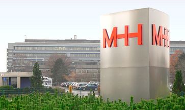 Medizinische Hochschule Hannover: Eingangs-Pylon neben der Haupteinfahrt zur MHH