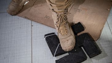 Ein russischer Soldat in einem von ukrainischen Betrügern verlassenen Callcenter in Berdjansk. Unter dem Fuß des Soldaten: ein Hakenkreuz (Archivbild)