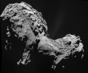 «Porträt» des Kometen 67P/Churyumov-Gerasimenko vom September 2014, aufgenommen mit der Bordkamera der Raumsonde Rosetta aus 28km Entfernung, als das Massenspektrometer ROSINA die Messungen vornahm. Quelle: ESA/Rosetta/NAVCAM (idw)