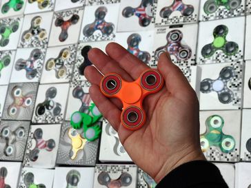 TÜV Rheinland: Augen auf beim Kauf von Fidget SpinnerBild: "obs/TÜV Rheinland AG/Jörg Meyer zu Altenschildesche"