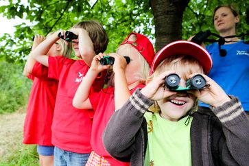 Kindergruppe beobachtet Vögel