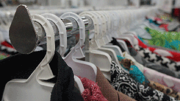 Kleiderbügel in einem Modegeschäft (Symbolbild)