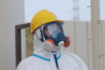 Fukushima: Mitarbeiter am Kraftwerks­eingang (13. April 2011)