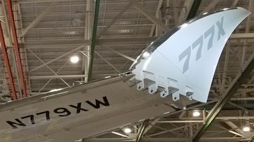 Boeing hat sich beim Design der 777X statt Winglets für eine um sieben Meter vergrößerte Spannweite entschieden, um im Betrieb Treibstoff zu sparen. Damit die Maschine mit dieser Spannweite auf die genormten Stellplätze der Gates passt, können die Flügelspitzen hochgeklappt werden.
