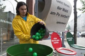 Die Aktivisten sammeln die bei der Wahl abgegebenen grünen (Recyclingpapier) und braunen (kein Recyclingpapier) Bälle in Tonnen, um das Konsumverhalten der Hamburger zu messen. Bild: © Dörthe Hagenguth / Germany