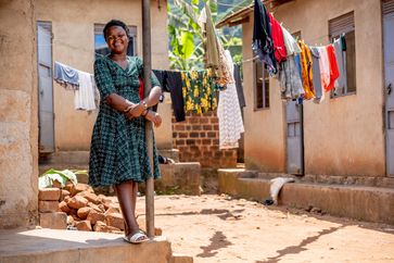 Die 21-jährige Esther aus Uganda  Bild: CBM Fotograf: Anthony Atiko
