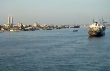 Einfahrt in den Sueskanal bei Port Said im Mai 2008, im Hintergrund Port Fouad mit seiner „Großen Moschee“