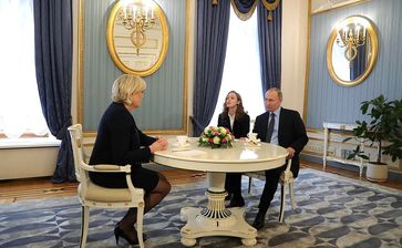 Marine Le Pen und Vladimir Putin in Moscow on 24 March 2017 (Symbolbild)