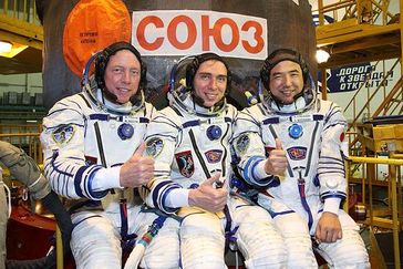Die Crew der Sojus TMA-02M Mission: Michael Fossum, Sergei Wolkow, Satoshi Furukawa. Bild: NASA / wikipedia.org