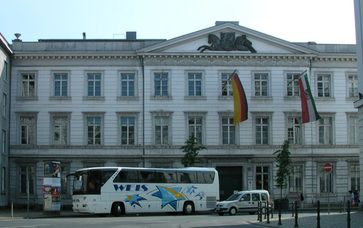Regierungsgebäude des teilsouveränen Landes Nordrhein-Westphalen in Köln am Stadttheater