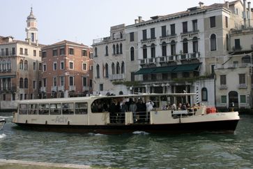 Vaporetto im Canal Grande