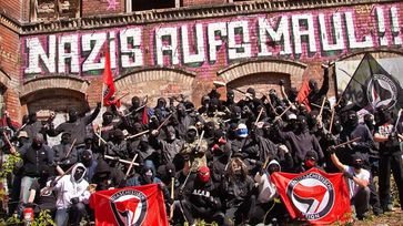 Bild: Foto von einem Treffen extrem gewaltbereiter Linksextremisten, Jahr 2013, Urheber unbekannt. / WB / Eigenes Werk