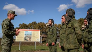 Mobilisierte Panzerfahrer frischen ihre Kenntnisse auf einem Übungsgelände bei Krasnodar auf (14.10.2022). Bild: Sputnik / Witalij Timkiw / RIA Nowosti