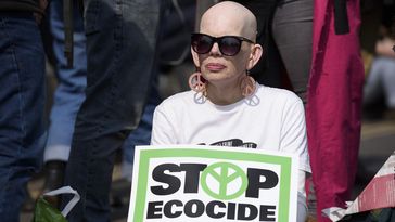 Eine Klimaschützerin sitzt auf der Waterloo Bridge während der Proteste der Extinction Rebellion in London, Großbritannien. Bild: Sputnik / Justin Griffiths-Williams