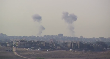 Aufsteigender Rauch in der südisraelischen Stadt Kiryat Malachi nach einem Raketenangriff aus dem Gazasteifen.