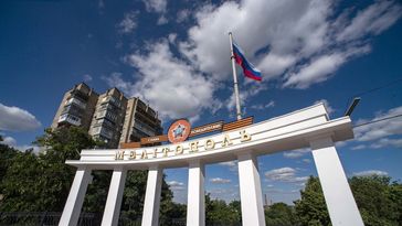 Russische Flagge in einem Park in der Stadt Melitopol, Gebiet Saporoschje, Aufnahme vom 14. Juli (Symbolbild)