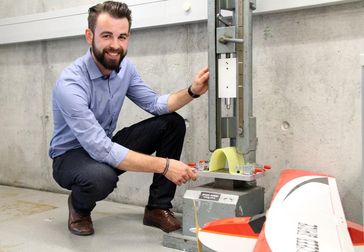 Matthias Schlamp, wissenschaftlicher Mitarbeiter im Labor Faserverbundtechnik an der OTH Regensburg, arbeitet als Projektmanager am Forschungsprojekt „BIRD“. Quelle: Foto: OTH Regensburg (idw)