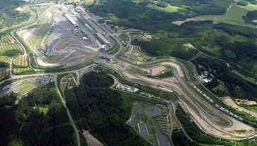 Nürburgring, Grand-Prix-Strecke (oben links ein Teil der Nordschleife)