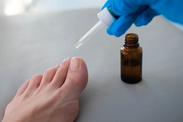 Zur Selbstmedikation von Fuß- und Nagelpilzen sind nichtverschreibungspflichtige Arzneimittel in der Apotheke erhältlich.