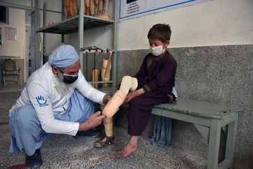 Nasir trat auf eine selbstgebaute Mine und verlor dabei sein Bein.  Bild: Handicap International e.V. Fotograf: Jaweed Tanveer_HI