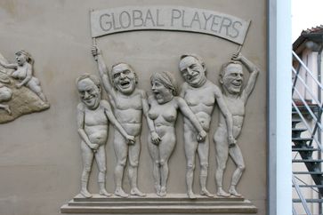 Relief “Ludwigs Erbe” von Peter Lenk, nahe dem Zollhaus und der Touristen Information, Hafenstraße 5, Ludwigshafen am Bodensee, Bodman-Ludwigshafen in Deutschland: Rechtshändiger Teil des Triptychons (dreiteiliges Altarbild), von Links nach Rechts: Hans Eichel, Gerhard Schröder, Angela Merkel, Edmund Stoiber und Guido Westerwelle