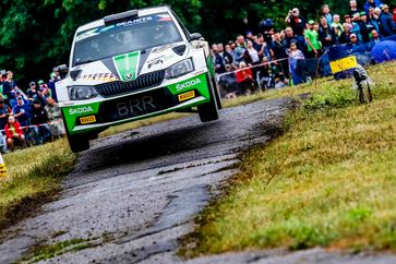 Das SKODA AUTO Deutschland Duo Fabian Kreim/Frank Christian (D/D) geht mit besten Podestchancen in der U28-Wertung in den Finaltag der Barum Czech Rally Zlin. Bild: "obs/Skoda Auto Deutschland GmbH"