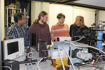 In einem Laserlabor der Uni Bayreuth: Dr. Tanaji P. Gujar, Dipl.-Phys. Fabian Panzer und Dipl.-Phys.
Quelle: Foto: Christian Wißler; zur Veröffentlichung frei. (idw)