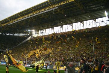 Fans von Borussia Dortmund auf der Südtribüne