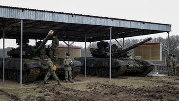 Panzerfahrer des Wehrkreises "Süd" trainieren am 14. Dezember 2021 auf dem Übungsplatz Molkino in der südrussischen Region Krasnodar.