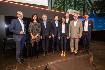 v.l.n.r: Carl-Julius Cronenberg (MdB, Wahlkreis Hochsauerland, Sprecher für den Mittelstand und Freihandel der Freien Demokraten), Sonja Kolonko (Moderatorin), Andreas Rimkus (MdB, Wahlkreis Düsseldorf, Wasserstoffbeauftragter der SPD-Bundestagsfraktion), Felix Banaszak (MdB, Wahlkreis Duisburg, Landesvorsitzender von Bündnis 90/Die Grünen NRW), Dr. Sopna Sury (Chief Operating Officer Hydrogen, RWE), Dirk Lange (Geschäftsführer, Jäckering Mühlen- und Nährmittelwerke GmbH), Dr. Thomas Gößmann (Vorsitzender der Geschäftsführung, Thyssengas GmbH), Christopher Frey (Senior Public Affairs Manager, Sunfire GmbH) Bild: Thyssengas GmbH Fotograf: Thyssengas GmbH