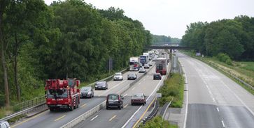 Typische Baustelle auf einer Autobahn: Vor einem Jahr abgesperrt und einen Bagger hingestellt, danach arbeiten 2 Arbeiter an 5km Strecke... (Symbolbild)