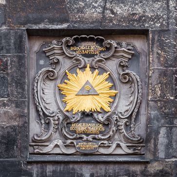 Allsehendes Auge: Darstellung des Auges Gottes am Domhof zu Aachen