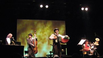 "The Mountains of Madness" live mit Hacke (links), Tiger Lillies und Danielle de Picciotto (Frankfurt am Main, 2007)