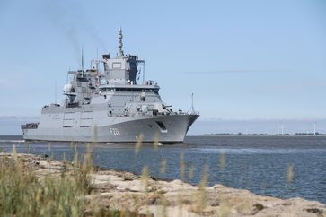 Erstes Einlaufen der Fregatte ,,SACHSEN-ANHALT" in ihren zukünftigen Heimathafen Wilhelmshaven. Bild: PIZ Marine Fotograf: Obermaat Kim Brakensiek