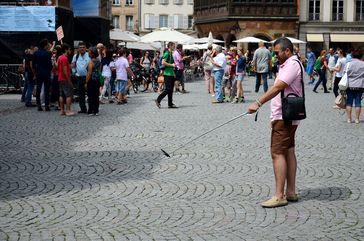 Tourist fotografiert sich mit dem Straßburger Münster als Hintergrund