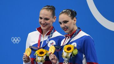 Russische Olympiasiegerinnen im Synchronschwimmen Swetlana Kolesnitschenko und Swetlana Romaschina bei der Siegerehrung in Tokio (2021)