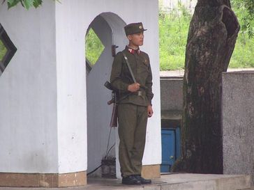 Soldat der Koreanischen Volksarmee (KVA) auf Wache