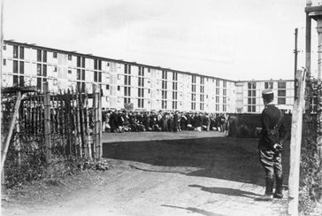 Gefangene im Hof des Lagers Drancy (Frankreich), August 1941