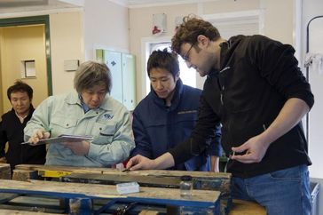 Im Geolabor der SONNE: Prof. Michael Strasser (rechts) diskutiert mit japanischen Kollegen über die
Quelle: Foto: V. Diekamp, MARUM, Universität Bremen (idw)