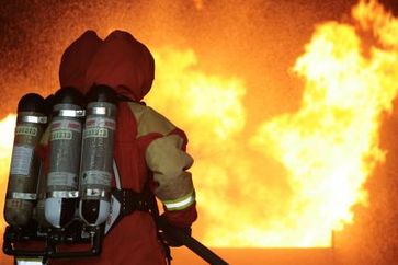 Ein Feuerlöschtrupp der Schwedischen Marine bekämpft unter schwerem Atemschutz einen Gebüdebrand während der Übung DISTEX im Rahmen von NOCO 2009. Bild: Marine / Björn Wilke