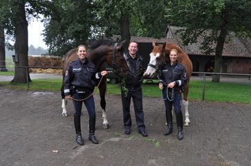 Links POK'in Tanja Kluth mit Hercules, Rechts PK'in Anneke Wintjen mit Kennedy, Mitte EKHK Bergmann. Zur Begrüßung hatte der Leiter des PK Bergen Möhren mitgebracht, die Hercules und Kennedy begeistert verschlangen.