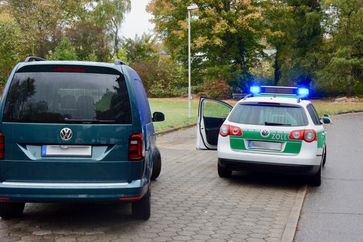 Quelle: Hauptzollamt Duisburg, Archivbild: Fahrzeug wird durch Streifenwagen gestoppt