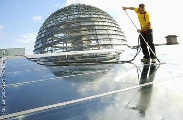 Reinigung der Photovoltaikanlage auf dem Dach des Reichstag mit 37 Kilowatt kwp Spitzenleistung. Bild: Paul Langrock/Zenit / Greenpeace