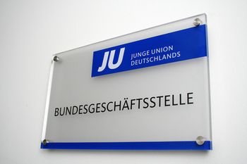 Das Türschild der JU-Bundesgeschäftsstelle in Berlin. Bild: Junge-Union BGST