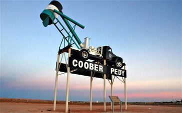 Ein alter Minenkipper markiert den Eingang von Coober Pedy. Bild REX FEATURES