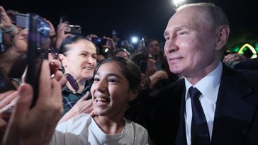 Der russische Präsident Wladimir Putin spricht mit Einwohnern von Derbent während seiner Arbeitsreise nach Dagestan, 28. Juni 2023. Bild: Sputnik / Gawriil Grigorow