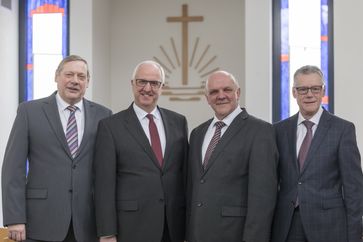 Die Arbeitsgruppe "Kontakte zu Konfessionen und Religionen" der Neuapostolischen Kirche, von links: Apostel Rolf Wosnitzka, Apostel Volker Kühnle, Bischof Peter Johanning und Apostel Clément Haeck