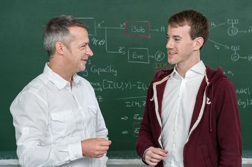Prof. Holger Boche und der Johann-Philipp-Reis-Preisträger Dr.-Ing. Rafael Schaefer diskutieren über
Quelle: U. Benz/TUM (idw)
