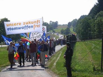 Demonstration gegen Atomwaffen in Deutschland am Fliegerhorst Büchel.