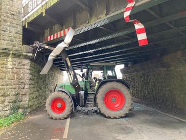 Das Foto zeigt den Traktor nach dem Unfall. Bild: Polizeipräsidium Münster